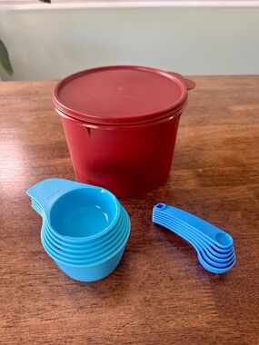 Tupperware Storage Container + Nesting/Stacking Measuring Cups & Spoons (Blue)